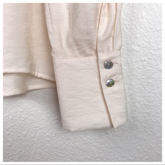 NWT Vince. Fitted Shaped Sleeve V-Neck Blouse in Cream Size XS - Picture 10 of 12